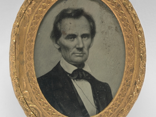 Black and white picture of Abraham Lincoln in ornate gold oval frame.